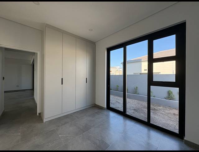 5 BEDROOM HOUSE FOR SALE IN SANDOWN
